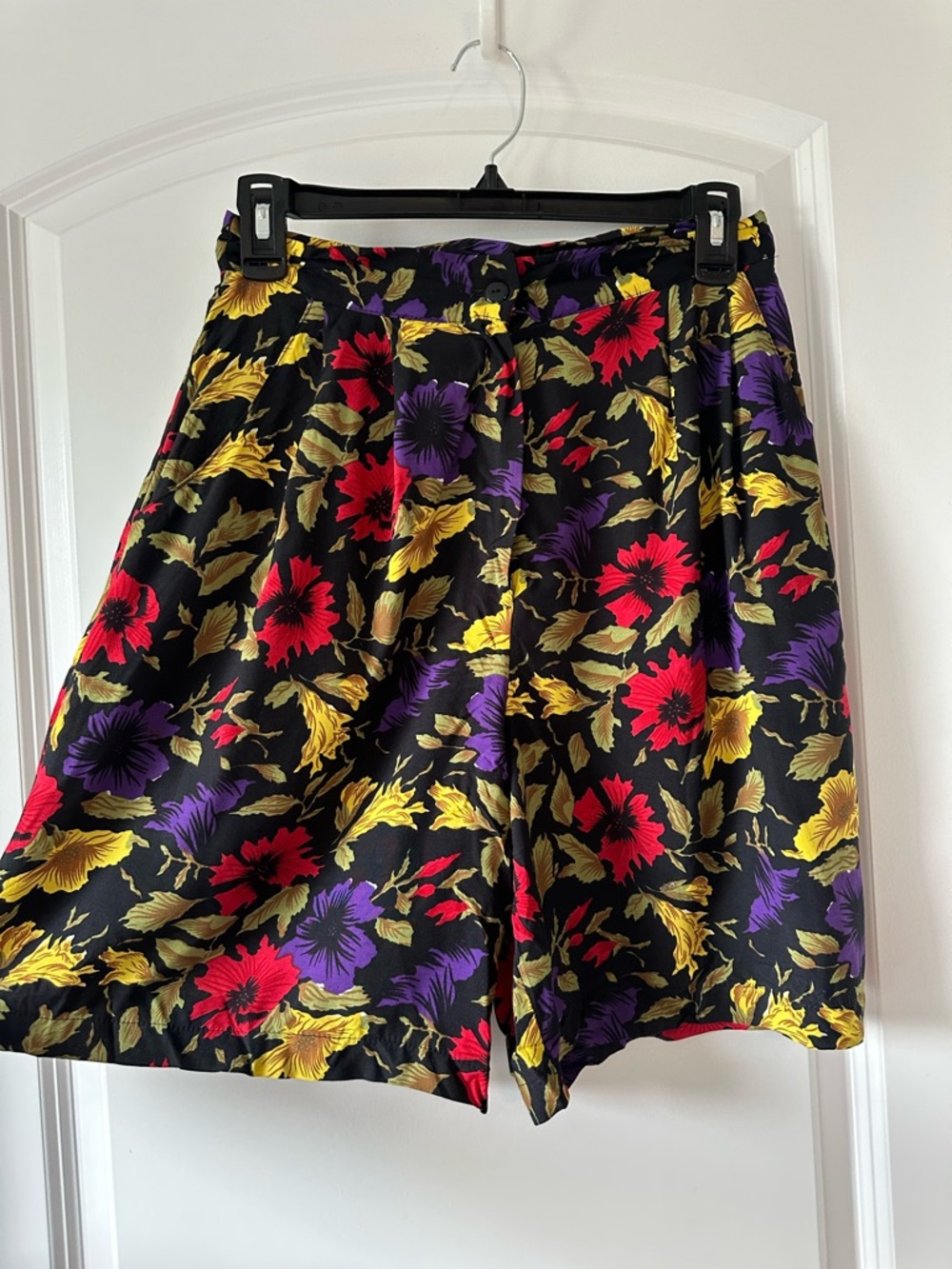 Vintage 90s Retro High-Waisted Floral Pleated Shorts Made in the USA